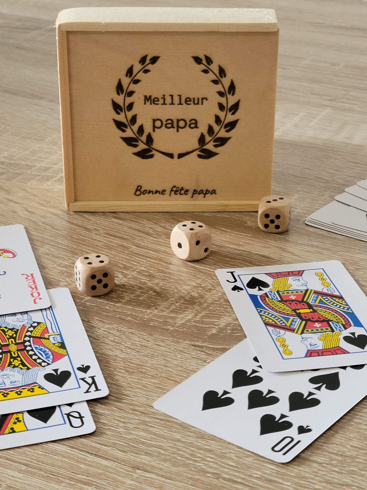 Ensemble de jeux de société avec cartes et dés en bois, dans une boîte en bois avec couvercle coulissant, personnalisé avec gravure