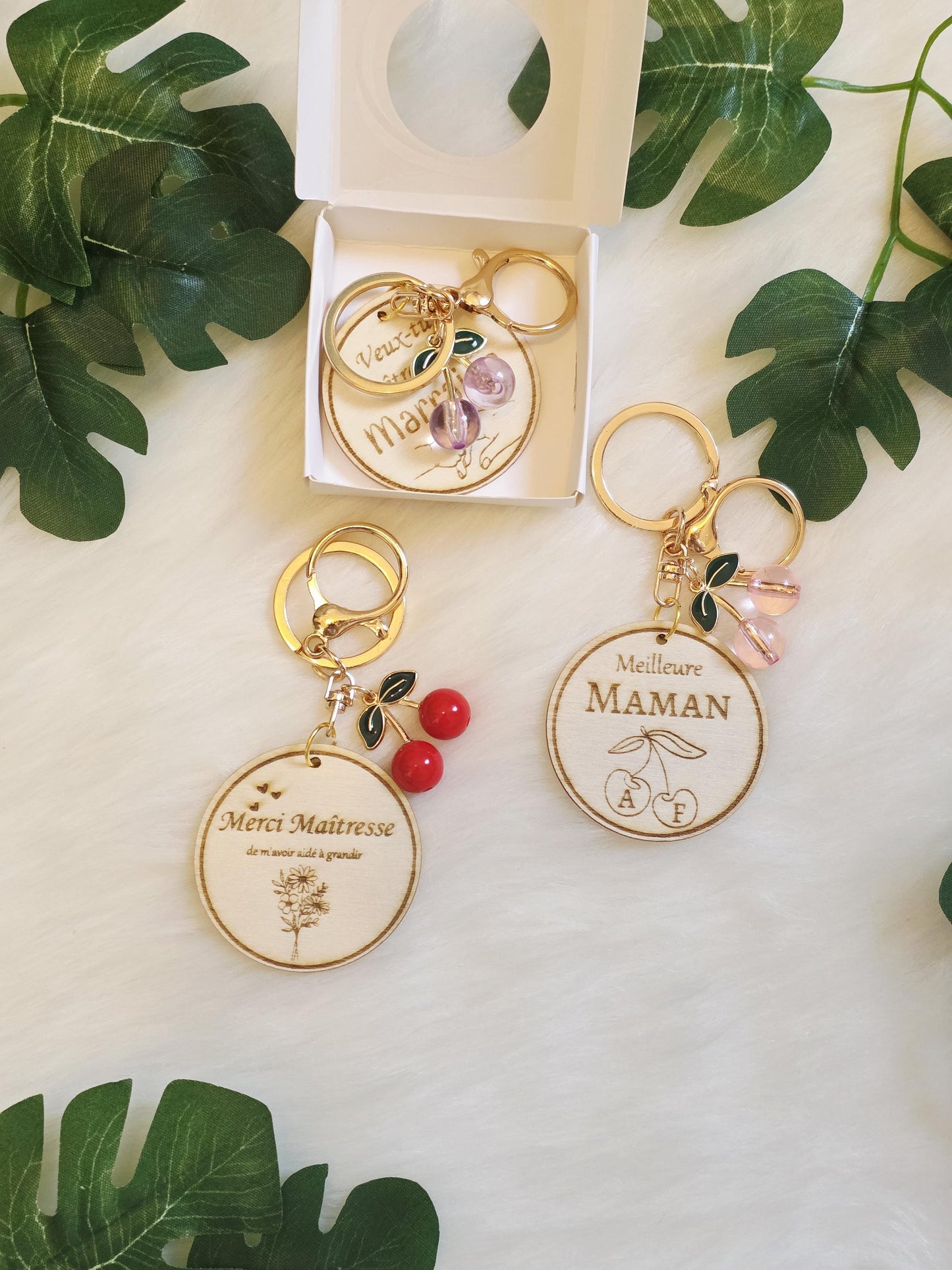 Porte-clés en bois rond avec motif cerise – Fait main, unique et naturel
