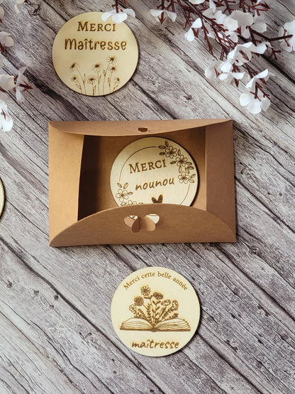 Magnet en bois personnalisable, cadeau de fin d’annee scolaire, maîtresse, nounou, atsem, crèche …