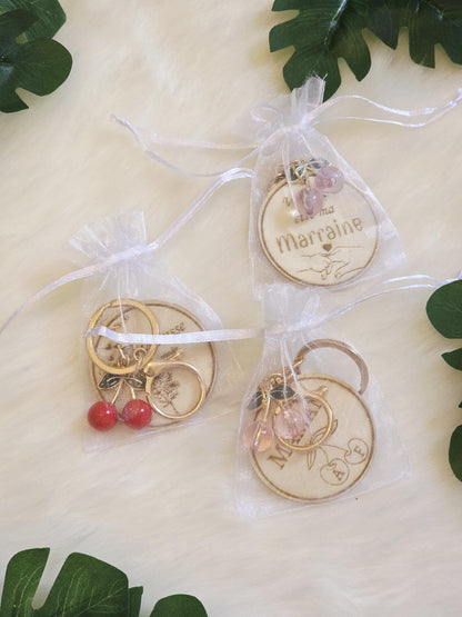 Porte-clés en bois rond avec motif cerise – Fait main, unique et naturel