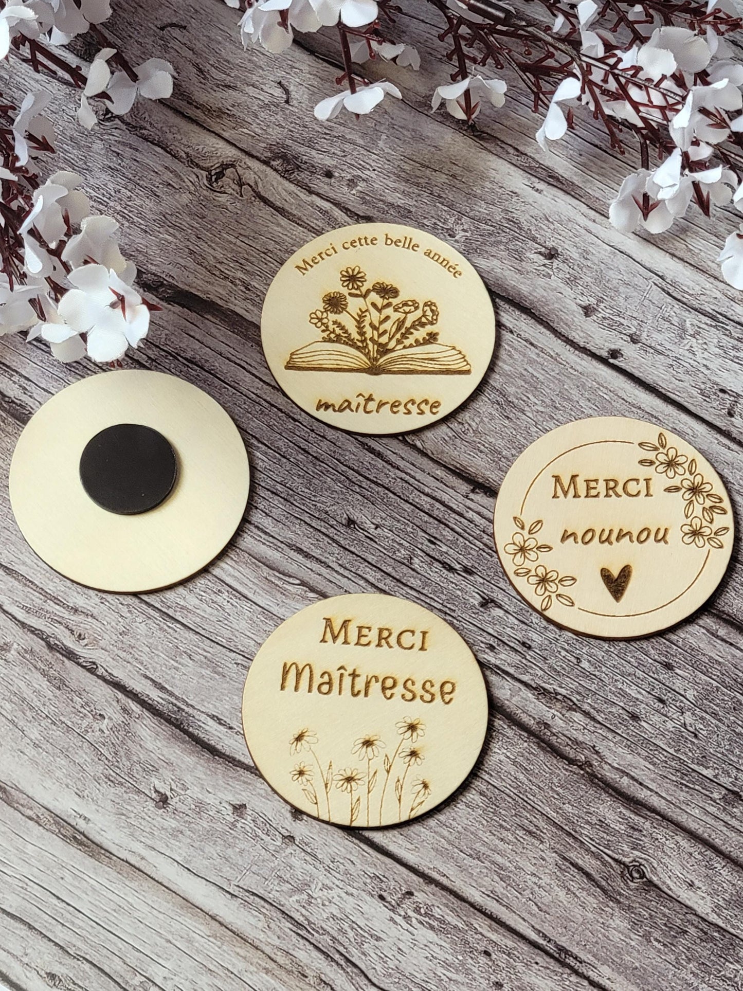 Magnet en bois personnalisable, cadeau de fin d’annee scolaire, maîtresse, nounou, atsem, crèche …