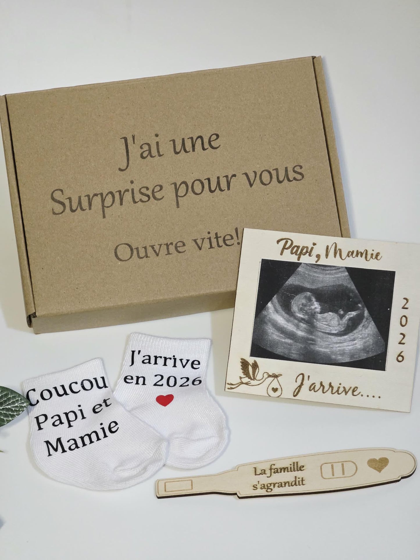Coffret annonce de grossesse personnalisé / annonce grossesse mamie/ annonce grossesse papy /chaussettes / magnet cadre et test de grossesse