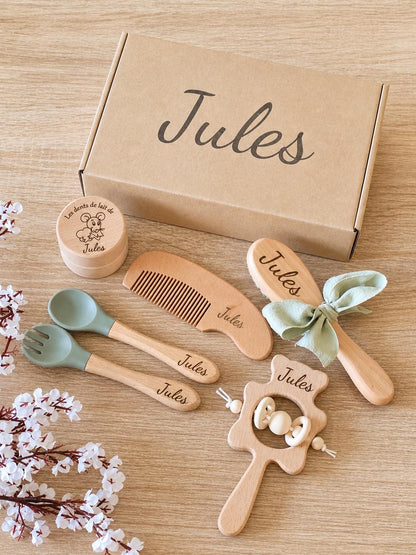 Coffret Cadeau Naissance Personnalisé en Bois Set de Soin et Repas Bébé Gravé  Brosse, Peigne, Hochet et Couverts  Cadeau Baptême Nouveau-né