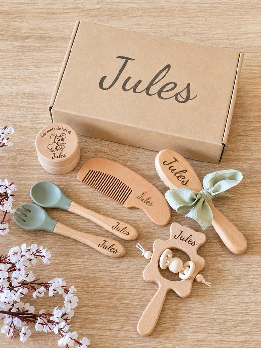 Coffret Cadeau Naissance Personnalisé en Bois Set de Soin et Repas Bébé Gravé  Brosse, Peigne, Hochet et Couverts  Cadeau Baptême Nouveau-né