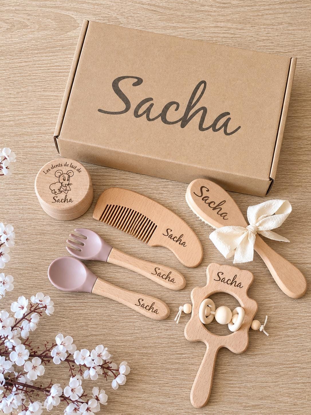 Coffret Cadeau Naissance Personnalisé en Bois Set de Soin et Repas Bébé Gravé  Brosse, Peigne, Hochet et Couverts  Cadeau Baptême Nouveau-né