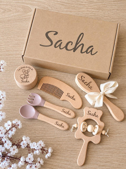Coffret Cadeau Naissance Personnalisé en Bois Set de Soin et Repas Bébé Gravé  Brosse, Peigne, Hochet et Couverts  Cadeau Baptême Nouveau-né