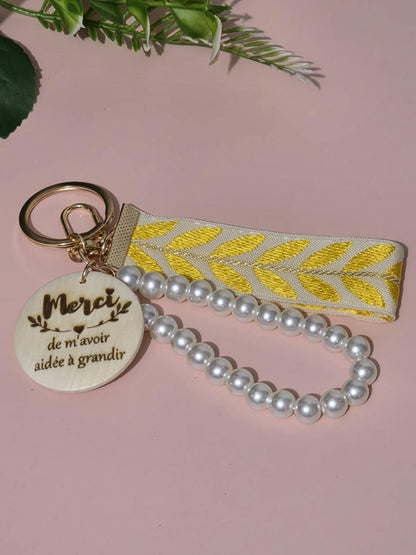 Porte clés personnalisé avec perles et ruban en tissu Cadeau unique pour toutes les occasions , marraine, mamie maman , parrain ,Atsem, papy