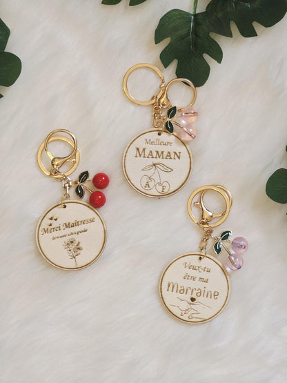 Porte-clés en bois rond avec motif cerise – Fait main, unique et naturel