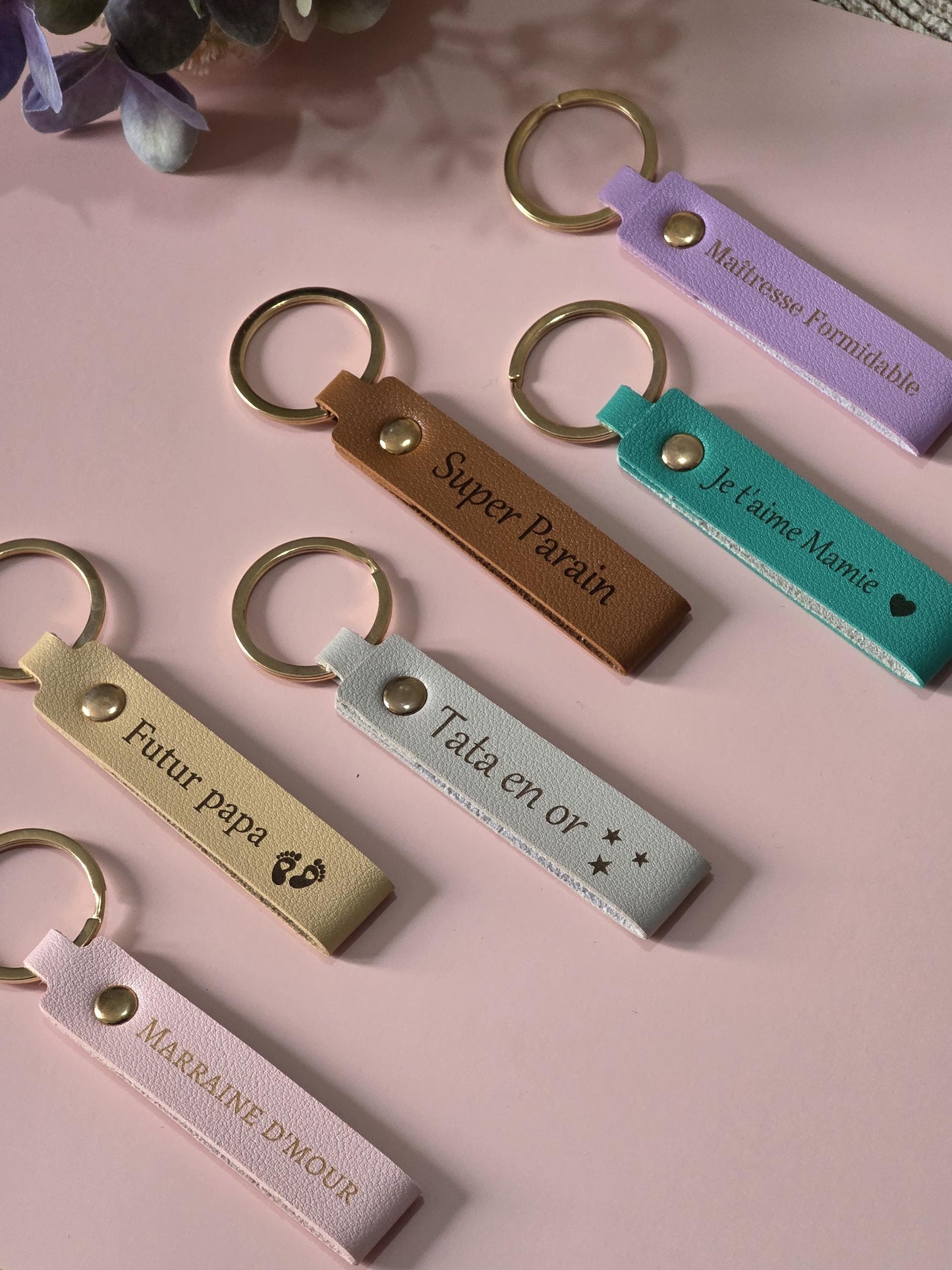 Porte clés en cuir personnalisé - Cadeau anniversaire,parrain, fête des mères, grands-mères, pères, grands-pères, maitresse, atsem, nounou,