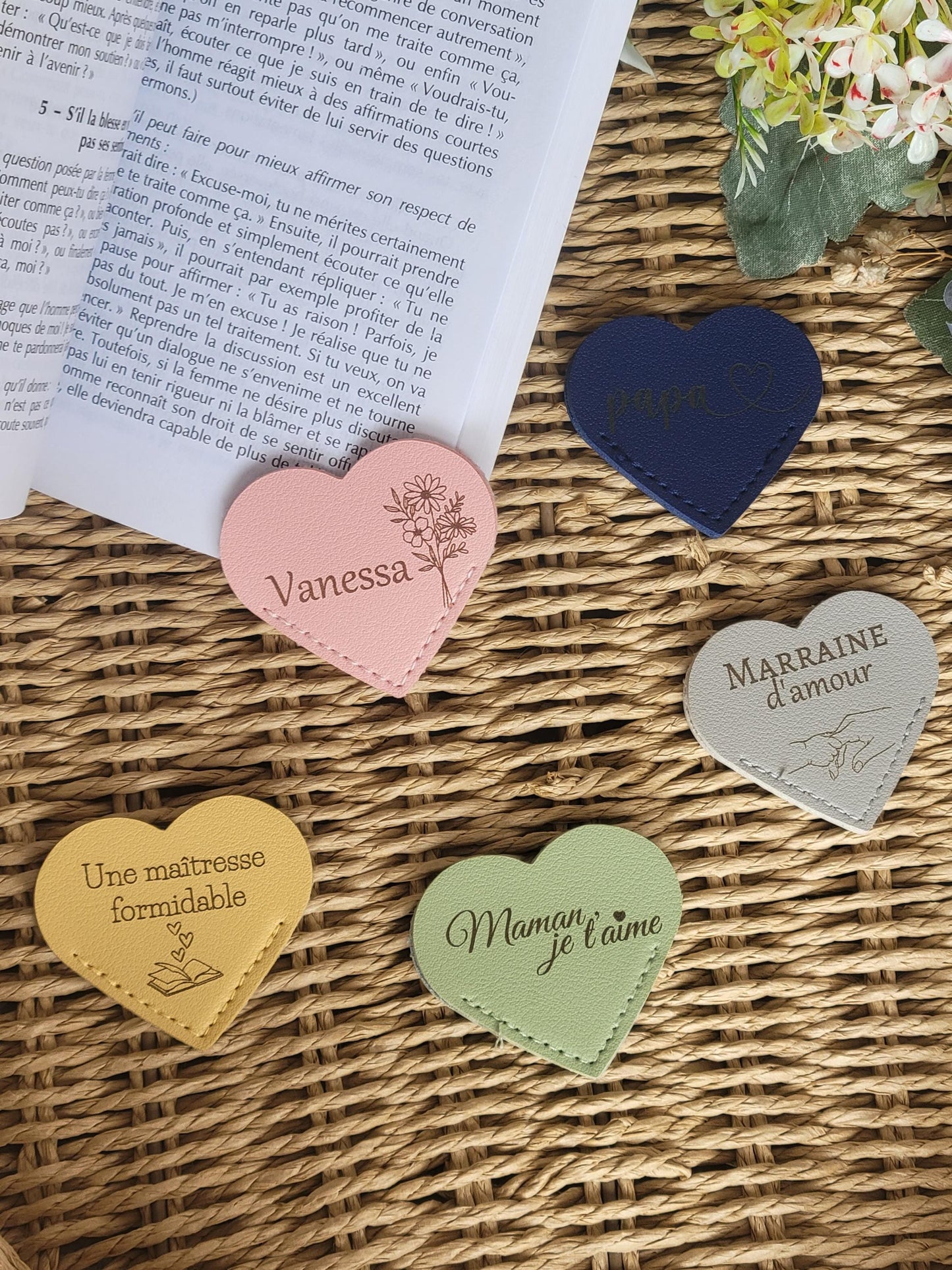 Marque-page en cuir forme coeur personnalisé cadeau pour maîtresse / ATSEM / mamie / papi / marraine / parrain / maman/ papa /demande témoin