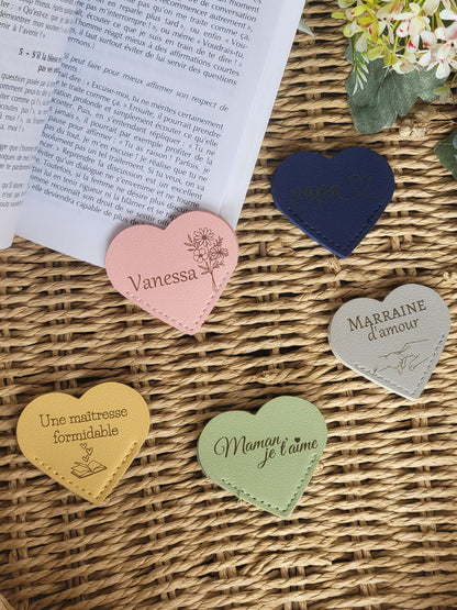 Marque-page en cuir forme coeur personnalisé cadeau pour maîtresse / ATSEM / mamie / papi / marraine / parrain / maman/ papa /demande témoin