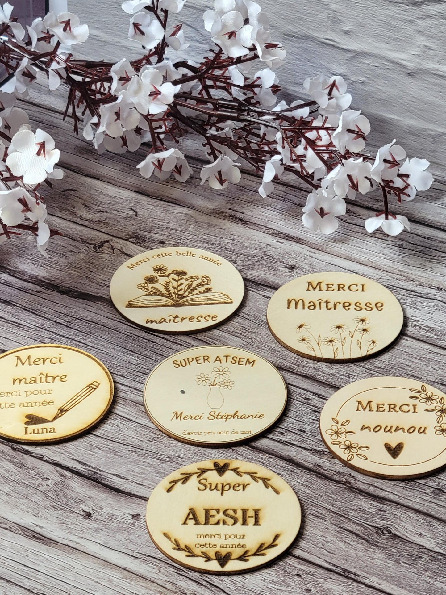 Magnet en bois personnalisable, cadeau de fin d’annee scolaire, maîtresse, nounou, atsem, crèche …