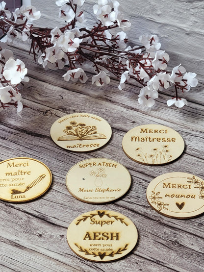 Magnet en bois personnalisable, cadeau de fin d’annee scolaire, maîtresse, nounou, atsem, crèche …