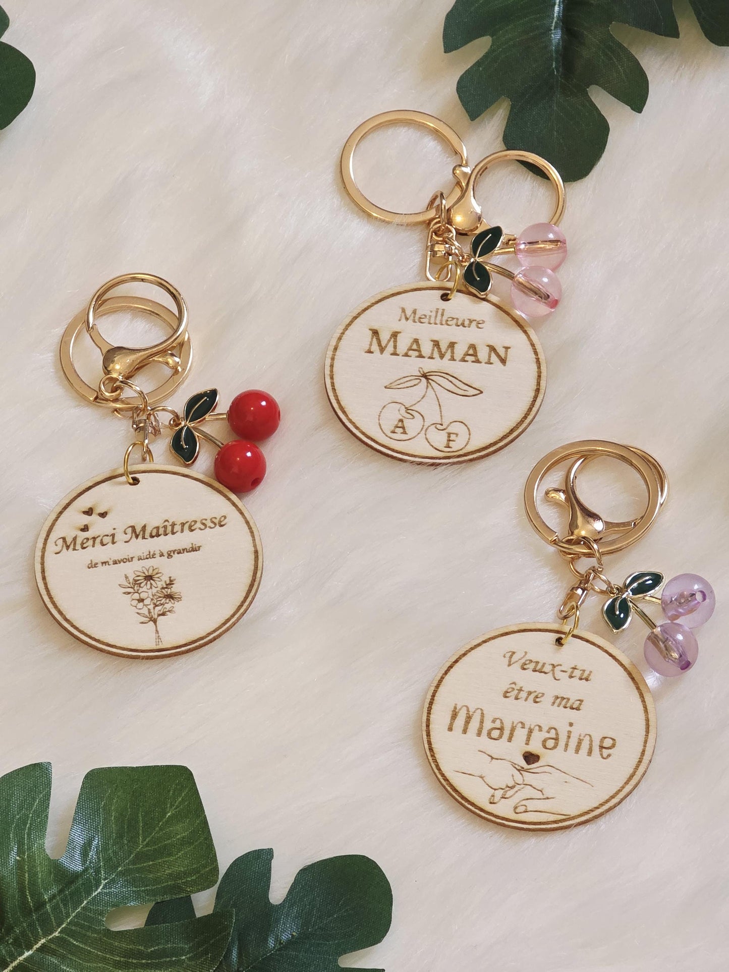 Porte-clés en bois rond avec motif cerise – Fait main, unique et naturel