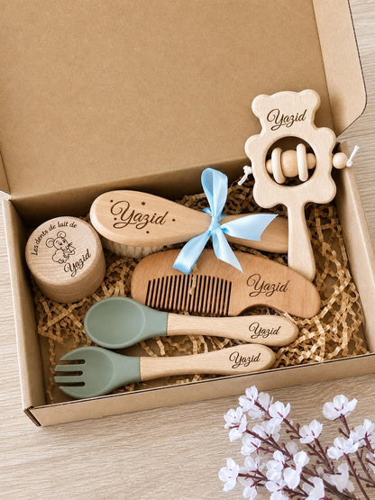 Coffret Cadeau Naissance Personnalisé en Bois Set de Soin et Repas Bébé Gravé  Brosse, Peigne, Hochet et Couverts  Cadeau Baptême Nouveau-né